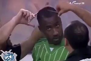 Dėl „antiislamiškos“ šukuosenos vartininką apkirpo aikštėje