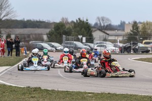 13-15 metų amžiaus vaikinai įveikė suaugusius lenktynininkus