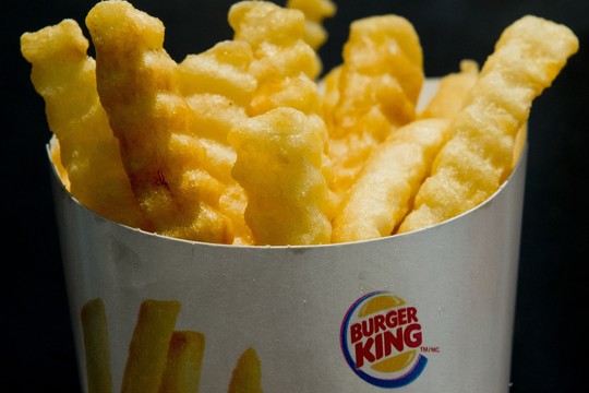 Pokštininku patikėję darbuotojai išdaužė visus restorano langus