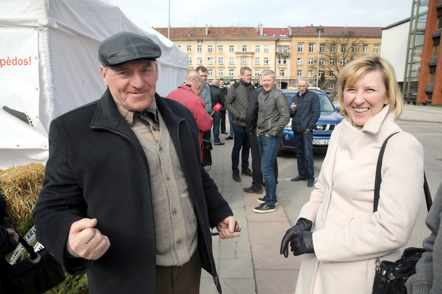 Pieno ūkių savininkai vis dar protestuoja, įsikūrę palapinėje prie Žemės ūkio ministerijos.<br>R.Danisevičiaus nuotr.