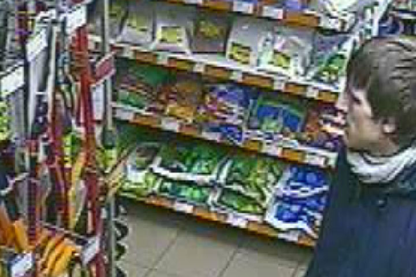 Prienų policija prašo atpažinti įtariamąjį kirvio vagyste.