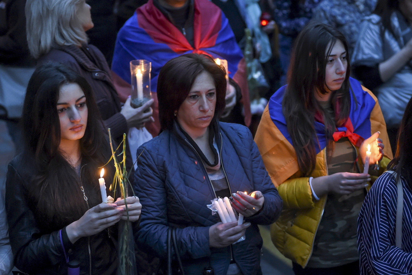 Sekmadienį Armėnijos sostinėje Jerevane į demonstraciją protestuoti smurto Kalnų Karabache susirinko keli tūkstančiai žmonių.