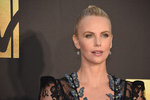 Charlize Theron daugiau nebenori vaikų: „Mano rankos užimtos“