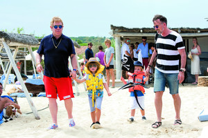 Eltonas Johnas žada palikti sūnus be palikimo