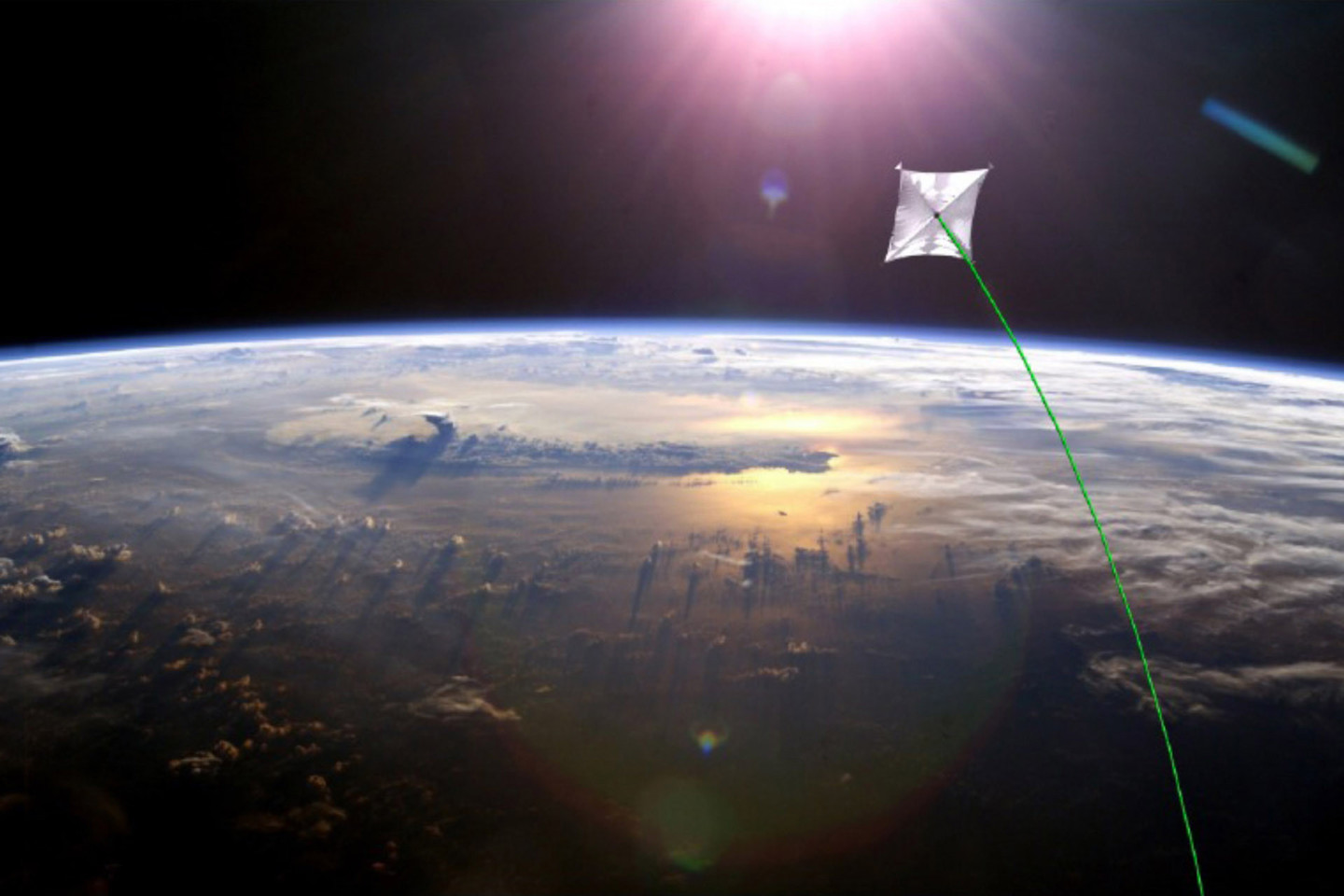 Dailininko iliustracijoje – fotonų srauto varomas burinis kosminis aparatas.<br>NASA nuotr.