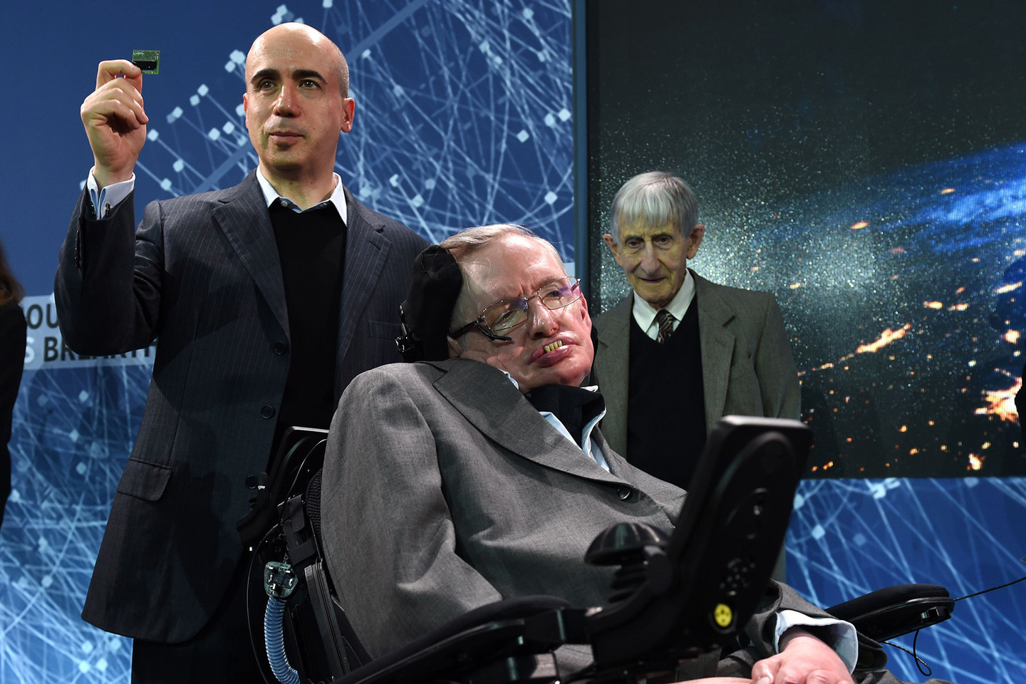 Milijardierius Jurijus Milneris (kairėje), Stephenas Hawkingas ir fizikas Freemanas Dysonas (toliau) Niujorke pristatė iniciatyvą skristi į žvaigždes.<br>AFP/Scanpix nuotr.