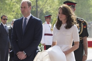 Skandalas: kunigaikštienei Catherine vėjas pakėlė suknelę