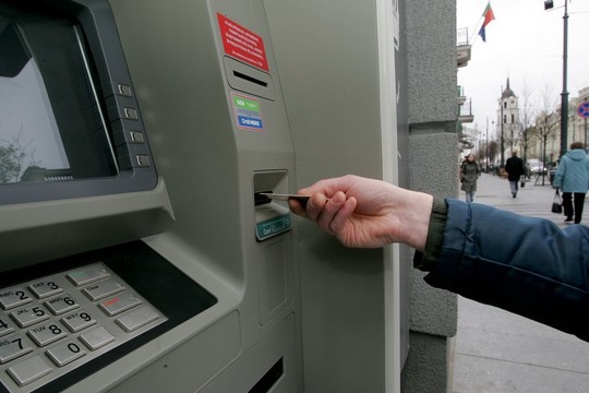 Nemalonus banko siurprizas klientams – didinami įkainiai