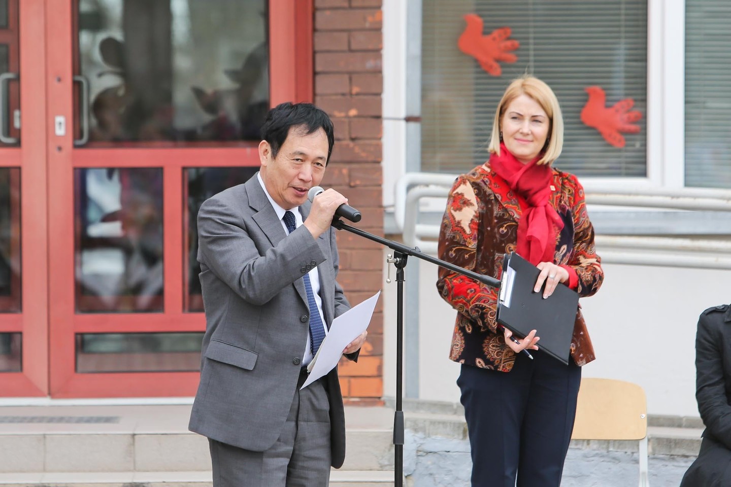 Japonijos ambasadorius Lietuvoje Toyoei Shigeeda ir Kauno J.Dobkevičiaus progimnazijos direktorė Lina Viršilienė.<br>G.Bitvinsko nuotr.