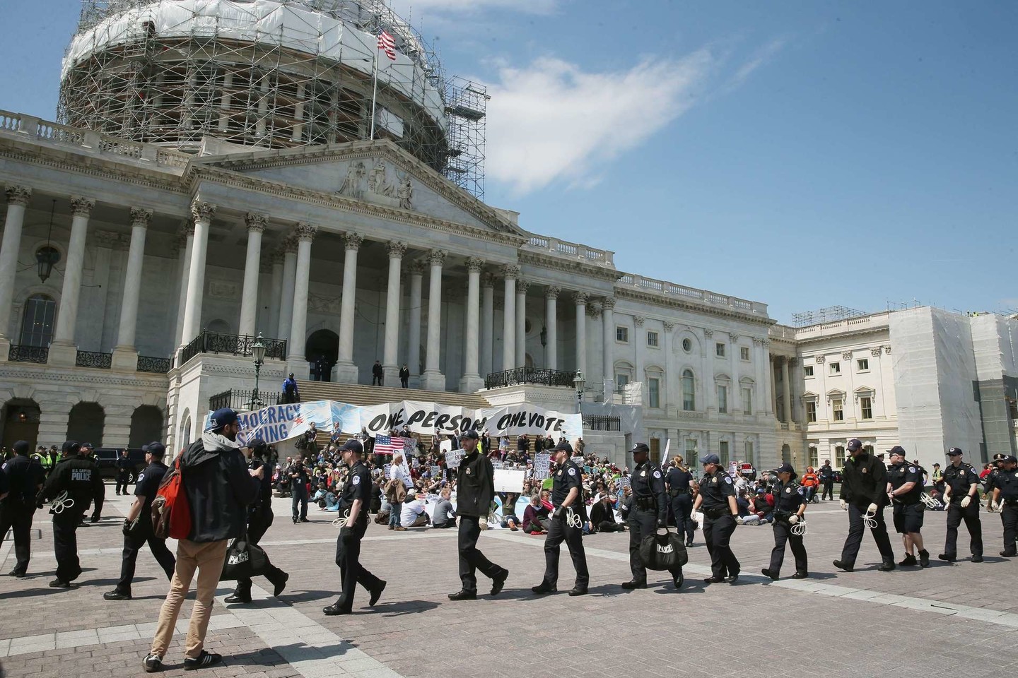 JAV sostinėje šimtai protestuotojų pirmadienį buvo susirinkę į demonstraciją prieš pinigų vaidmenį politikoje, o Kapitolijaus policija sulaikė per 400 tų aktyvistų.<br>AFP/ Scanpix nuotr.