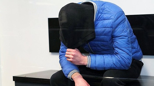 Verslininko nužudymu kaltinamas 18-metis teisme slėpė veidą