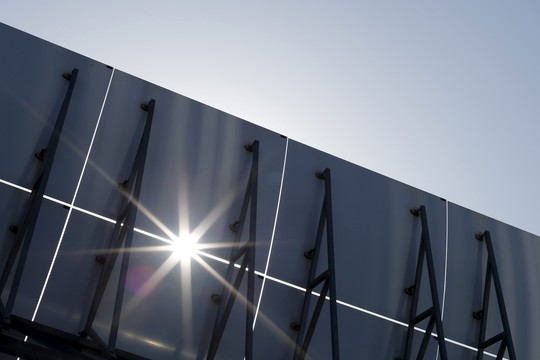 Sukurtas saulės kolektorius, kuris generuoja energiją lyjant