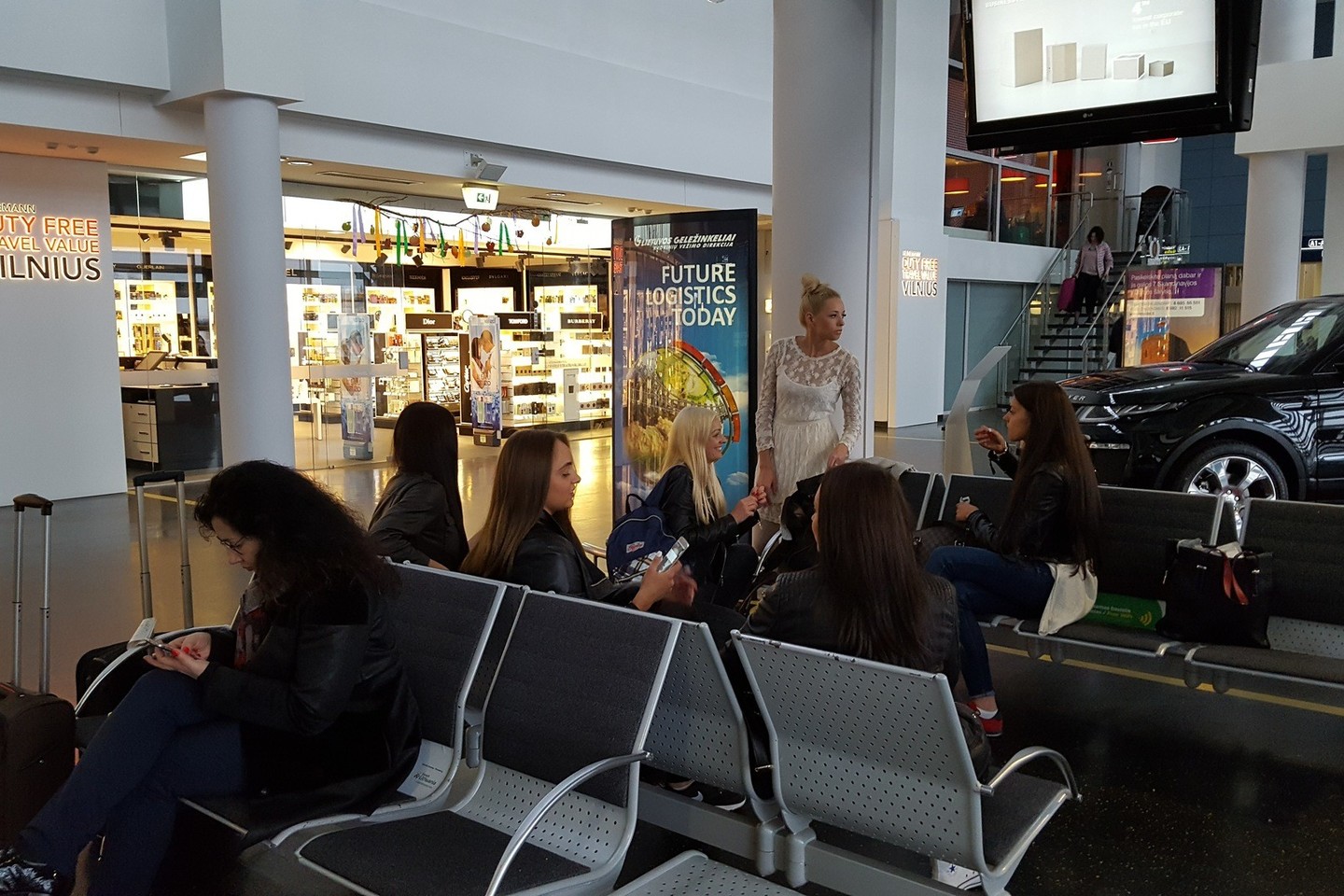 A.Adamovič oro uoste pastebėta vilkinti balta suknele.