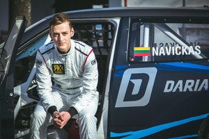 Kasparo Navicko laisvalaikis – prie lenktynių simuliatoriaus