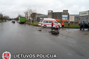 Susidūręs su sunkvežimiu Panevėžyje žuvo motociklininkas