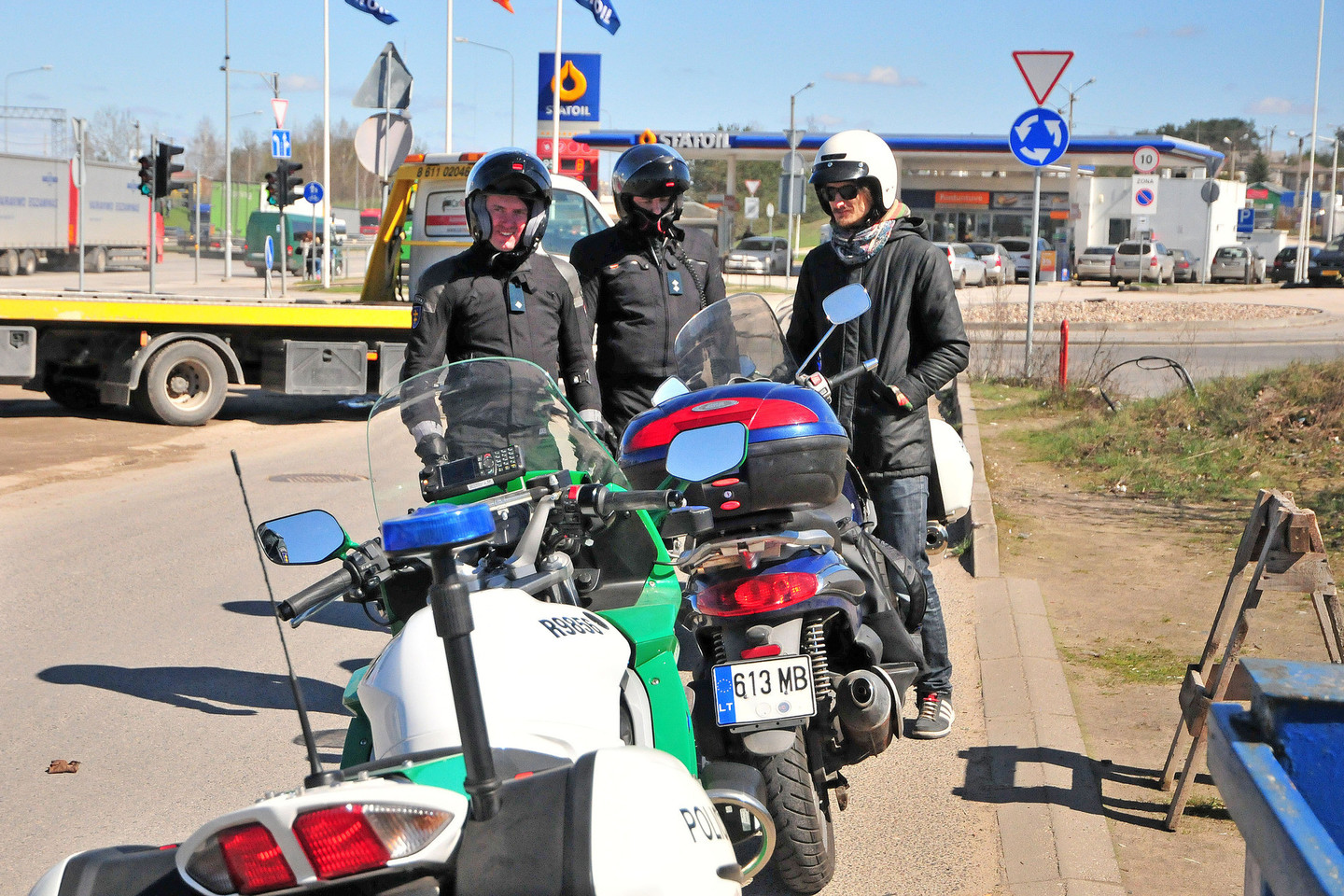 Penktadienį pirmą kartą į kelius išvažiavę LKPT motociklininkai jau pagavo pažeidėjų.<br>A.Vaitkevičiaus nuotr.
