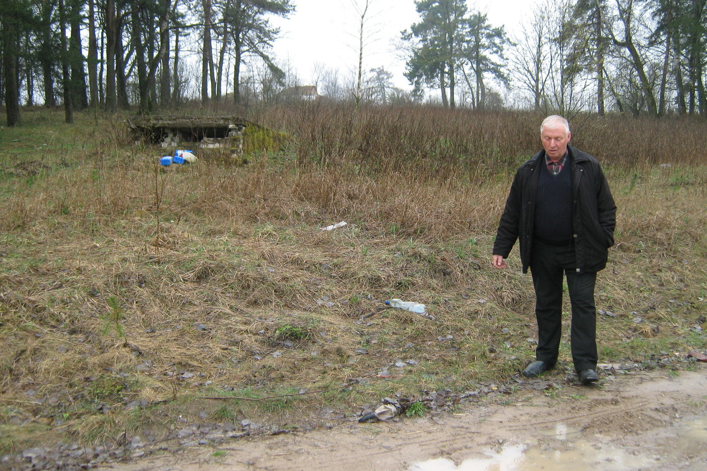 Pusnuogį nužudyto vyro lavoną šalia vieškelio aptiko Trakiškių kaime gyvenantis Juozas.