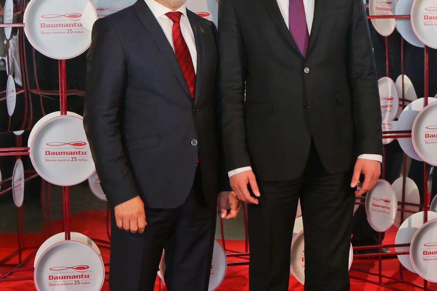 Lietuvos ūkininkų sąjungos pirmininkas Jonas Talmantas (kairėje) ir Ministro pirmininko Algirdo Butkevičiaus patarėjas Justas Pankauskas.<br>G. Bitvinsko nuotr.
