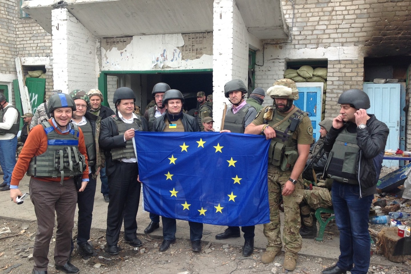 P.Auštrevičius su kolegomis iš Europos parlamento karo zonoje Ukrainos rytuose (trečias iš dešinės).<br>Asmeninio archyvo nuotr.