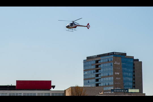 Sraigtasparnis karpo orą virš sostinės.<br>V.Ščiavinsko nuotr.