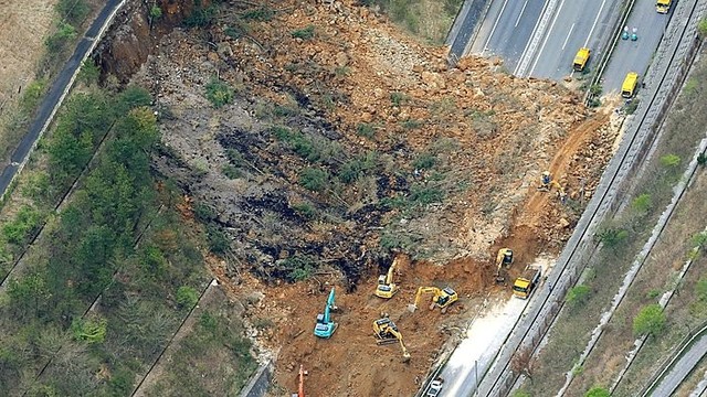 Po naktį Japoniją sukrėtusio žemės drebėjimo – tebeieško gyvųjų