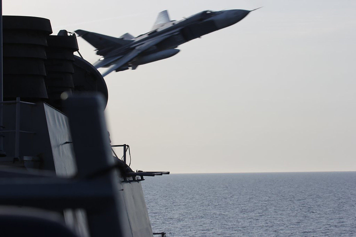 Valdomomis raketomis apginkluotas minininkas „USS Donald Cook“ pranešė, kad Rusijos šturmo lėktuvai Su-24, skraidydami poromis, ne vieną kartą praskrido labai arti jo per incidentus pirmadienį ir antradienį, jis plaukė Baltijos jūra Klaipėdos uosto link.