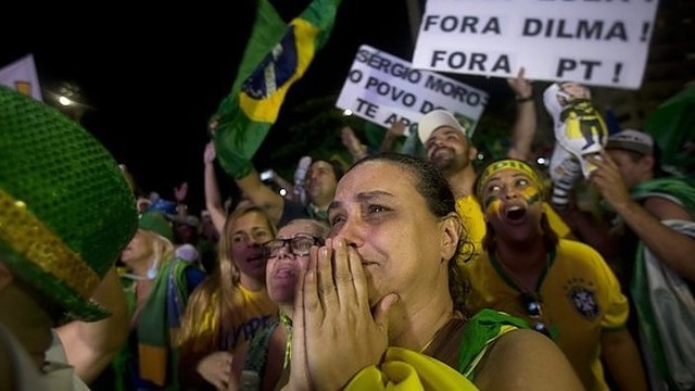 Tūkstančiai brazilų reikalauja prezidentės atsistatydinimo