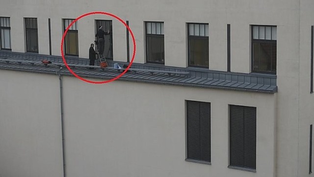 Kūnas ėjo pagaugais, kai šie darbininkai valė langus ant stogo