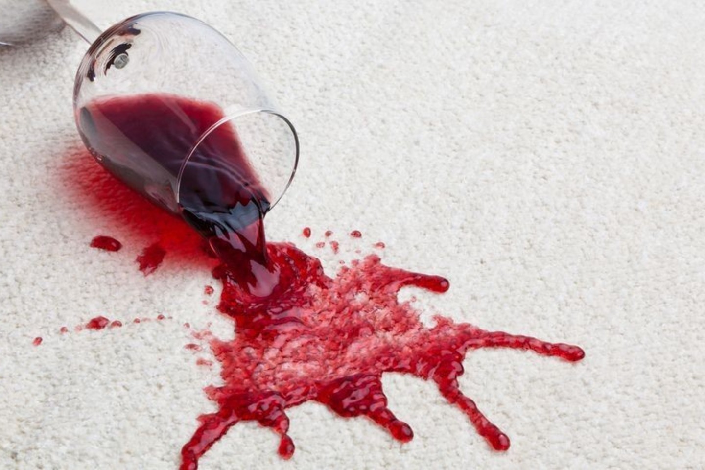 Vyno dėmes iš kilimo taip pat galima pašalinti, panaudojus druską.<br>123rf nuotr.