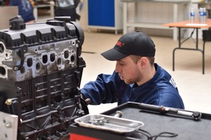 Sugebėjimais stebinantis mechanikas darbą gavo nebaigęs mokyklos