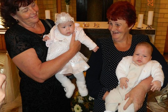 Po dukters mirties dvynukų močiutę pritrenkė mokytojų poelgis