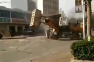 Neįtikėtina kova: įpykę statybininkai ėmė muštis krautuvais