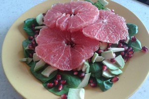 Gaivios greipfrutų salotos su avokadu ir granatų sėklomis