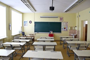 Buvusi mokinė atskleidė, ką patyrė ranką pakėlęs mokytojas