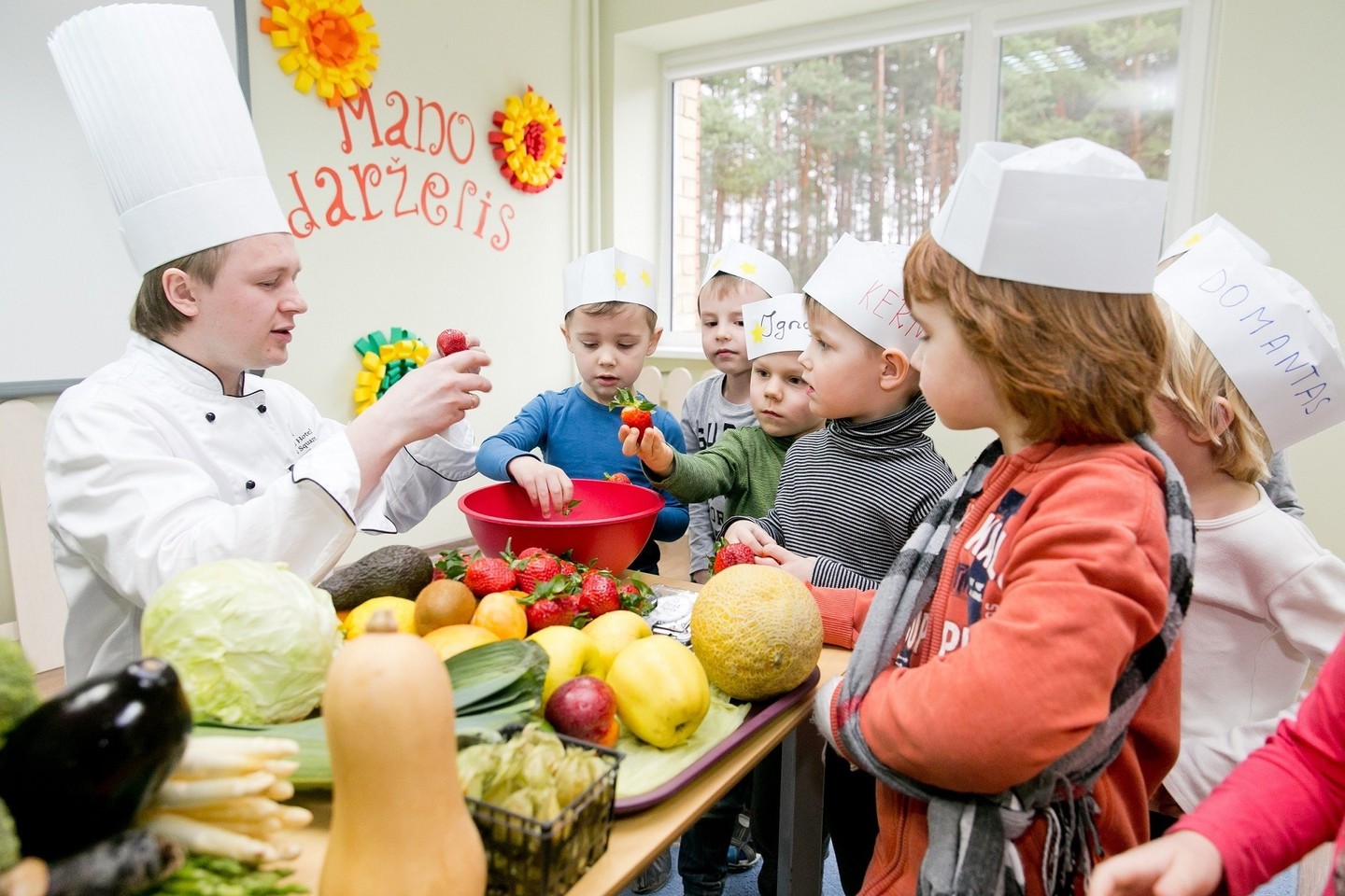 Virtuvės šefai supažindina vaikus su virėjo profesija, mūsų krašte užaugintomis daržovėmis, vaisiais, pasakoja apie sveiką mitybą.<br>Organizatorių nuotr.