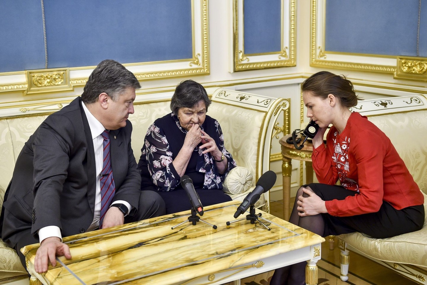 P.Porošenka bendravo su N.Savčenko mama ir seserimi.