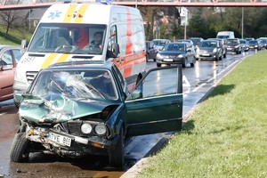 Telefonu kalbėjusi vairuotoja Vilniuje sukėlė didelę avariją