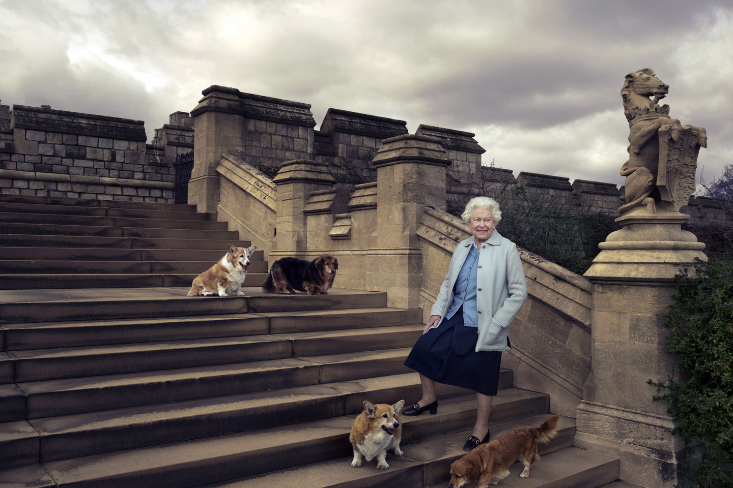 Elizabeth II augintinių, korgių veislės šunų draugijoje.<br>Annie Leibovitz (AP nuotr.)