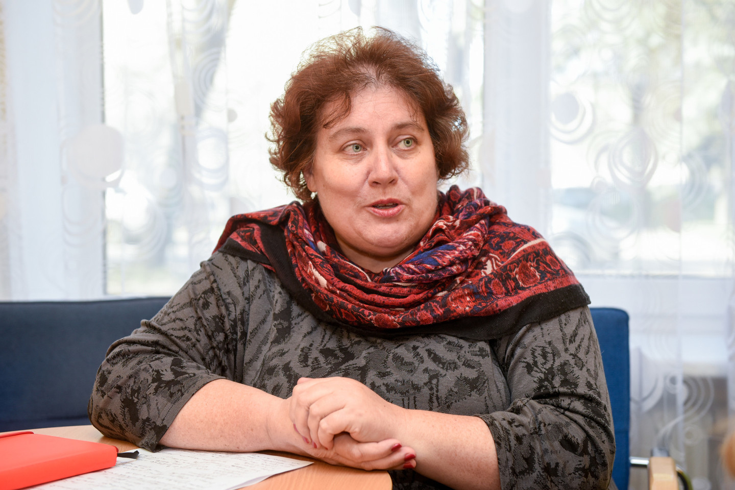 Salininkų bendruomenės asociacijos pirmininkė Ramutė Nalivaikienė sako, kad gyvenimas prie oro uosto sukelia daug problemų.<br>D.Umbraso nuotr.