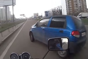 Motociklininką išgąsdinęs vairuotojas atliko kaskadininko triuką