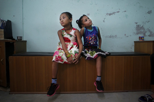 Nepalo žemės drebėjime sužeistos aštuonmetės mergaitės Khendo ir Nirmala tapo labai artimomis draugėmis.<br>AP nuotr.