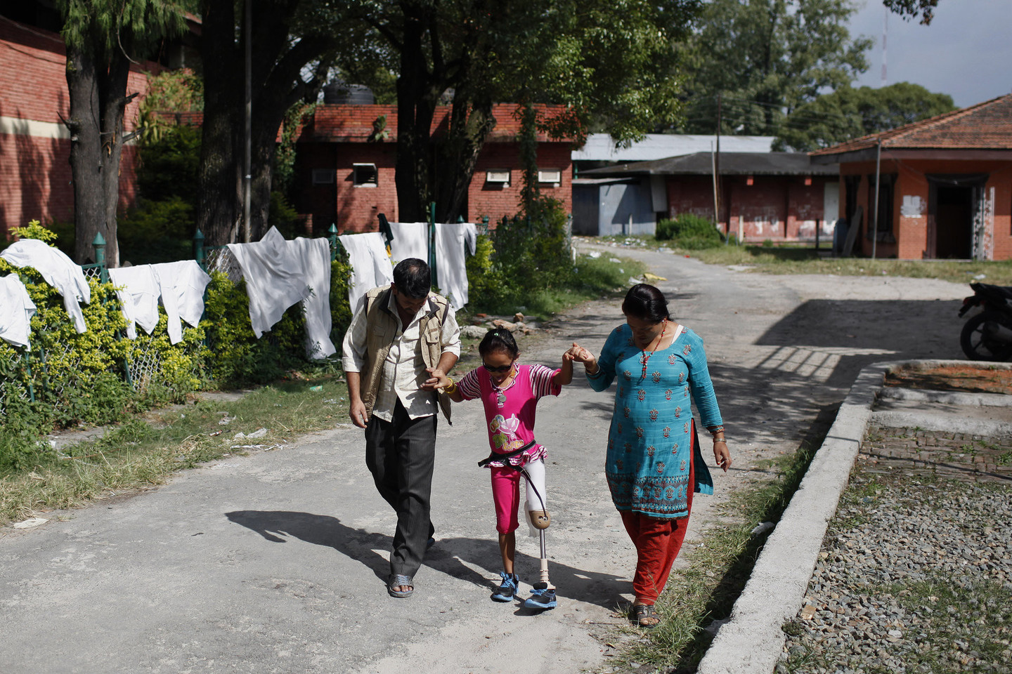 Nepalo žemės drebėjime sužeistos aštuonmetės mergaitės Khendo ir Nirmala tapo labai artimomis draugėmis.<br>AP nuotr.