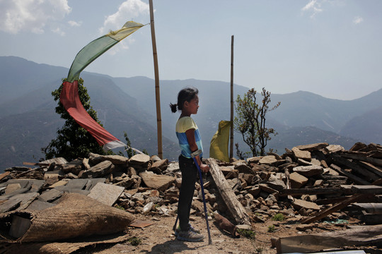 Nepalo žemės drebėjime sužeistos aštuonmetės mergaitės Khendo ir Nirmala tapo labai artimomis draugėmis.<br>AP nuotr.