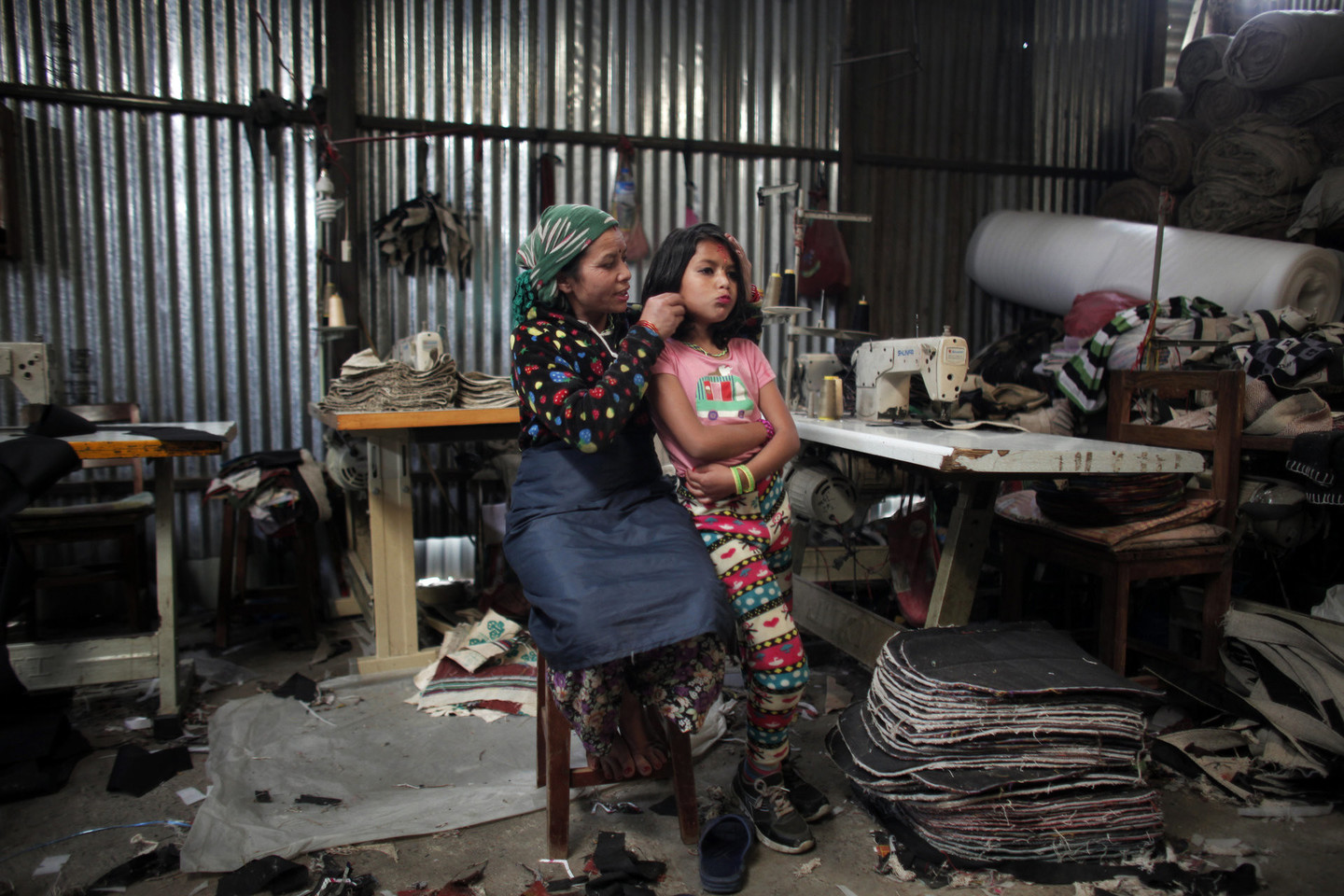 Nepalo žemės drebėjime sužeistos aštuonmetės mergaitės Khendo ir Nirmala tapo labai artimomis draugėmis.<br>AP nuotr.