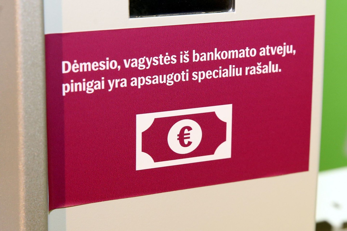 Prieš naudojantis bankomatu, reikia apžiūrėti, ar nėra įsilaužimo į bankomatą žymių.<br>R.Danisevičiaus nuotr.