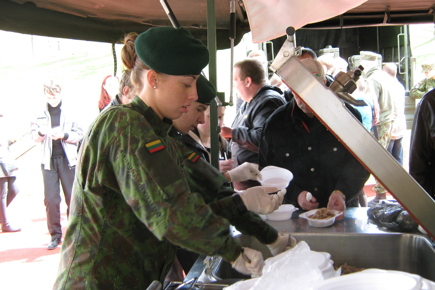 Po talkos marijampoliečiai vaišinosi Vytenio bendrosios paramos logistikos bataliono karių išvirta arbata ir grikių koše.<br>L.Juodzevičienės nuotr.