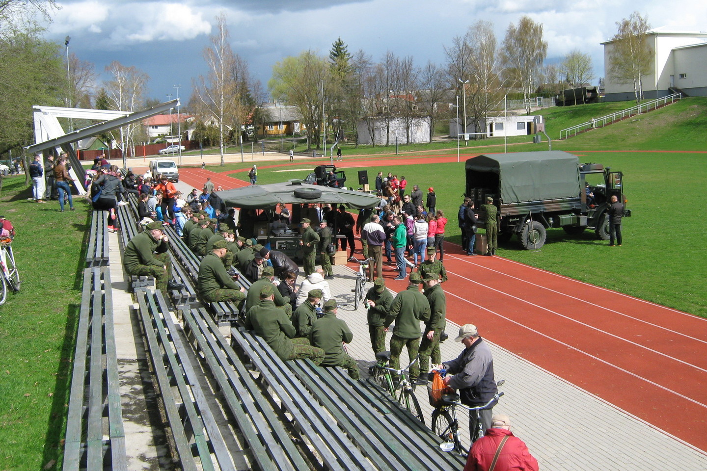 Po talkos marijampoliečiai rinkosi į Rygiškių Jono gimnazijos stadioną, kur jų laukė vaišės.<br>L.Juodzevičienės nuotr.