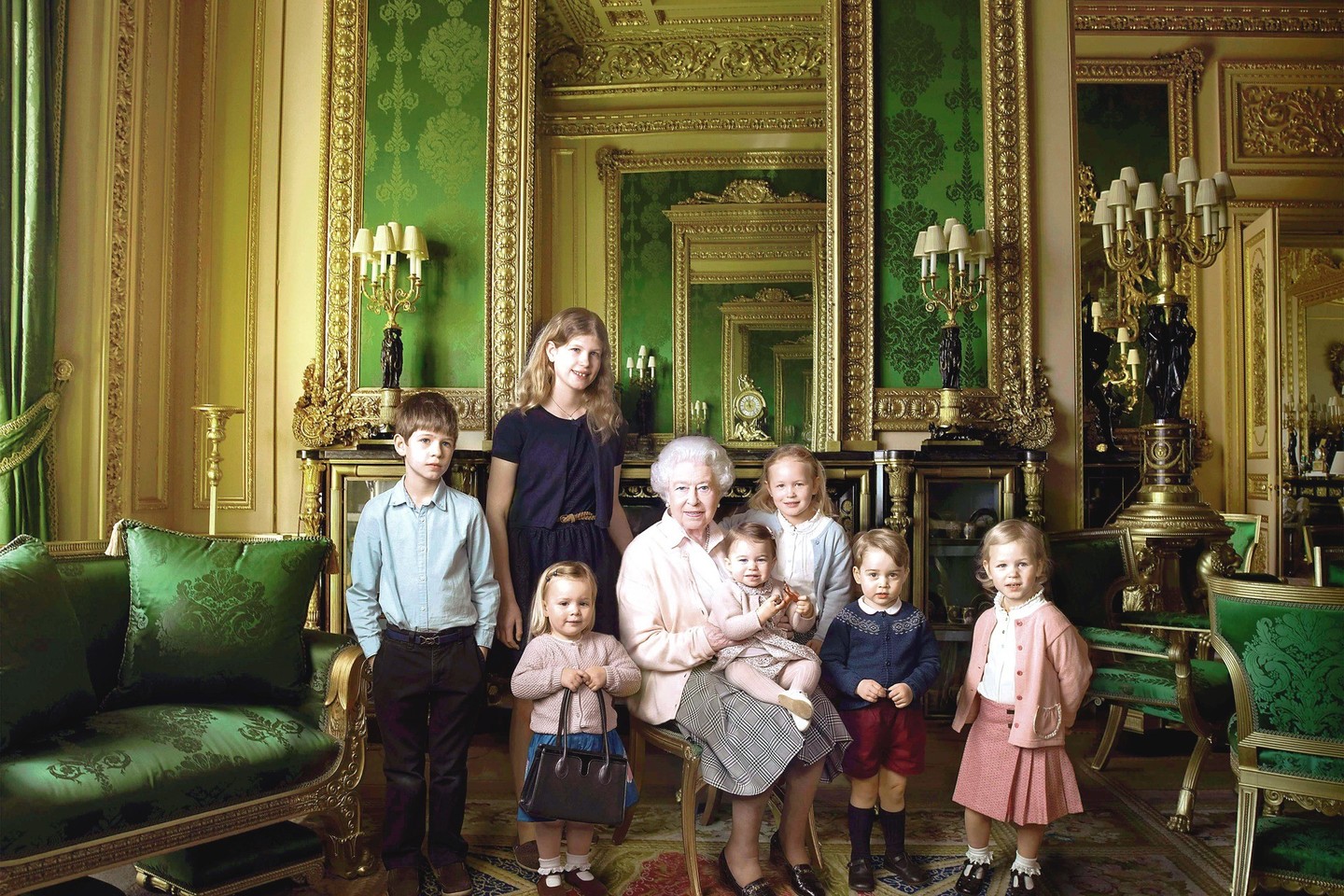 90 metų sukaktį karalienė Elizabeth II paminėjo kartu su šeima. Būtent karališkoji šeima ir ypač mažieji Windsorų dinastijos atstovai labiausiai žavi britus.<br>AFP/“Scanpix“ nuotr.