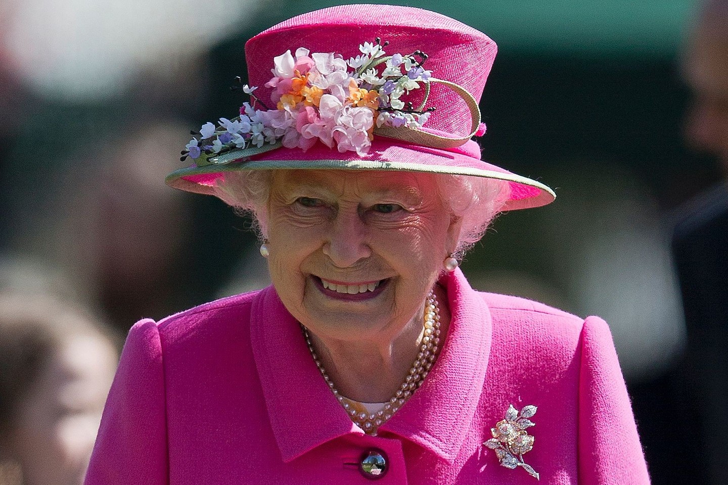 Karalienė net ir būdama garbaus amžiaus nuolatos keliauja.<br>AFP/“Scanpix“ nuotr.
