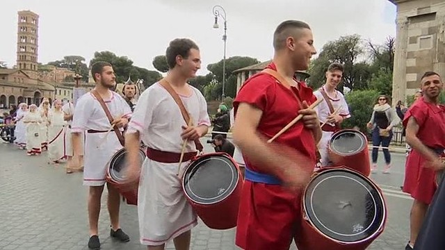 Romos gatvėse švenčia imperijos laikų gladiatoriai ir vaidilutės